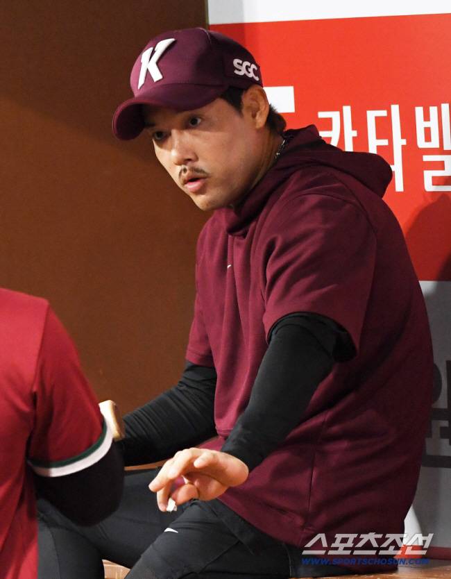 9일 서울 고척스카이돔에서 열린 키움 히어로즈와 LG 트윈스의 경기. 키움 이용규가 박주홍과 타격에 대해 대화를 나누고 있다. 고척=박재만 기자 pjm@sportschosun.com/2025.04.09/