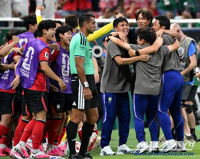 12일(한국시각) 멕시코 과달라하라 사포판의 에스타디오 과달라하라에서 열린 2026 북중미월드컵 대한민국과 체코의 경기. 대한민국이 2대1로 승리했다. 경기가 끝나자 홍명보 감독과 선수단이 환호하고 있다. 사포판(멕시코)=허상욱 기자wook@sportschosun.com/2026.06.12/