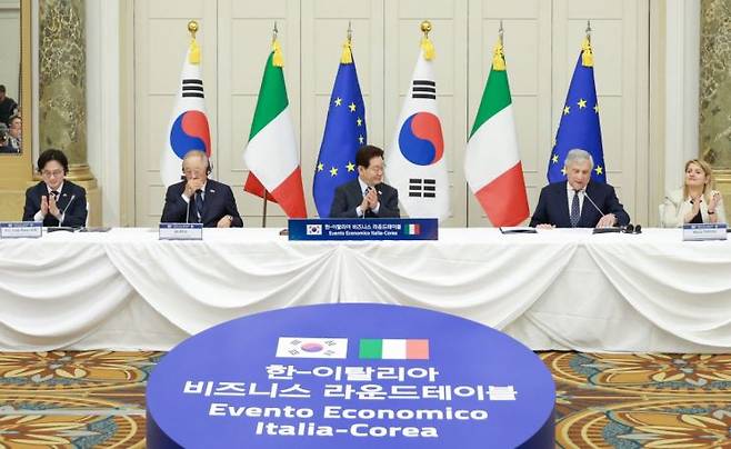 이재명 대통령이 12일(현지시간) 이탈리아 로마의 한 호텔에서 열린 비즈니스 라운드테이블에서 안토니오 타야니 이탈리아 부총리 겸 외교부장관 발언이 끝난 뒤 박수치고 있다. 2026.6.13 연합뉴스