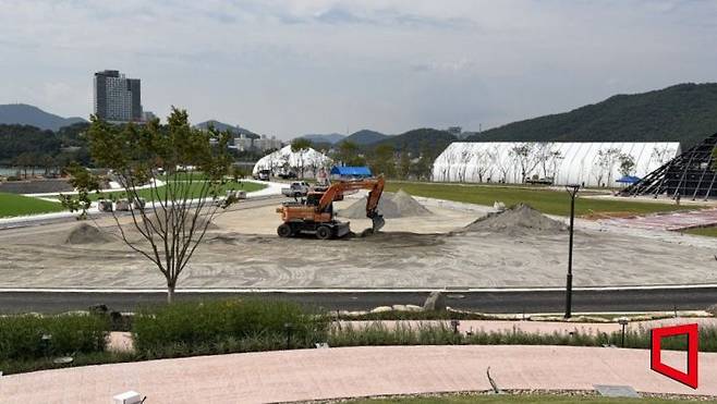 공사가 진행 중인 2026여수섬박람회 주행사장 전경. 김희윤 기자