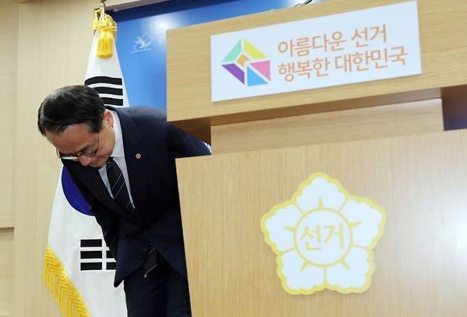 허철훈 중앙선거관리위원회 사무총장이 6·3 지방선거 본투표일인 3일 경기 과천 중앙선관위에서 투표용지 부족 사태 관련 대국민 사과를 하고 있다. 연합뉴스