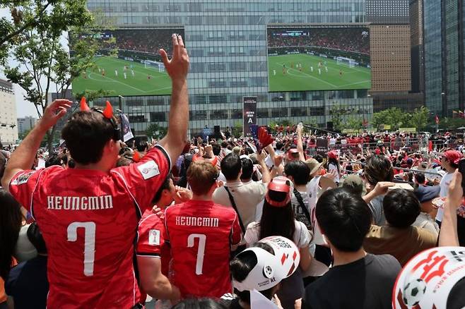 2026 북중미 월드컵 조별리그 A조 한국과 체코의 경기가 열린 12일 서울 종로구 광화문광장에서 시민들이 응원하고 있다. 연합뉴스