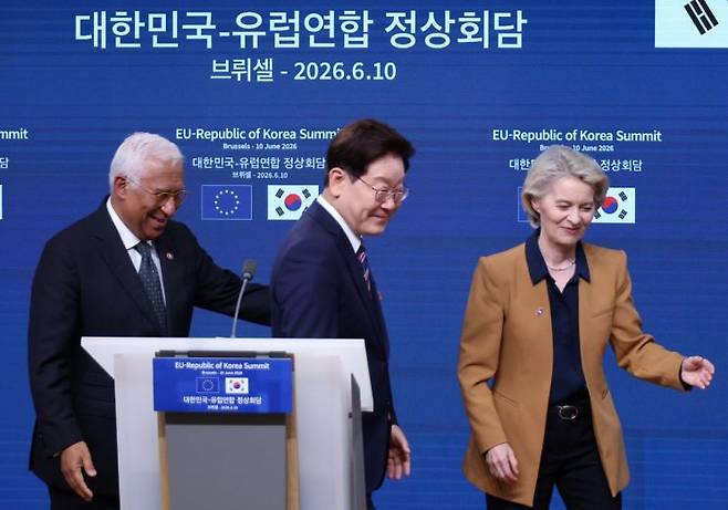 이재명 대통령과 안토니우 코스타 EU 정상회의 상임의장, 우르즐라 폰데어라이엔 EU 집행위원장이 10일(현지시간) 벨기에 브뤼셀 EU이사회 본부에서 공동언론발표를 마친 뒤 회견장을 나서고 있다. 연합뉴스