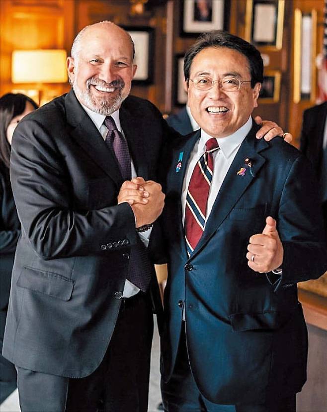 지난해 9월 미국 워싱턴 DC 백악관에서 하워드 러트닉(왼쪽) 미 상무장관과 아카자와 료세이 일본 경제산업상이 일본산 자동차에 대한 관세 인하 등을 포함한 무역 협정에 공식 서명한 뒤 기념사진을 찍고 있다. /하워드 러트닉 미 상무장관 X