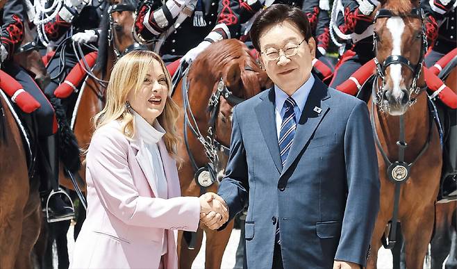 이재명 대통령이 12일(현지 시각) 이탈리아 로마 총리 영빈관에서 열린 총리 주최 환영식에서 조르자 멜로니 이탈리아 총리와 악수하고 있다. /연합뉴스
