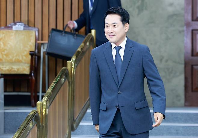 장동혁 국민의힘 대표가 10일 오후 서울 여의도 국회에서 열린 ‘6·3 지방선거 투표용지 부족 사태 관련 국민 참정권 회복을 위한 시국선언 대학생 간담회’에 입장하고 있다. 2026.6.10 뉴스1