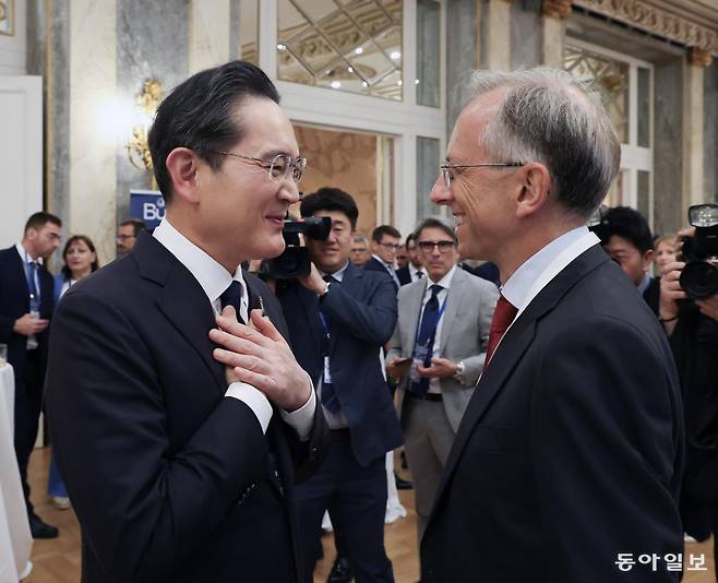 이재용 삼성전자 회장과 베네데토 비냐 페라리 CEO가 12일(현지 시간) 로마 한 호텔에서 열린 한-이탈리아 비즈니스 라운드 테이블에서 대화하고 있다. 로마=김재명 기자 base@donga.com