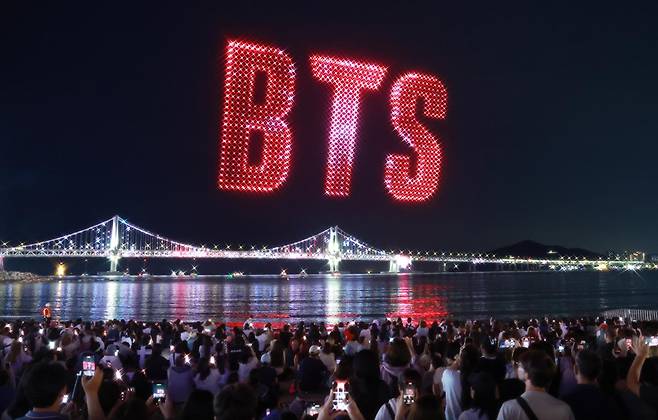 부산 수영구 광안리해수욕장에서 'BTS 월드투어 아리랑 IN 부산'을 환영하는 드론 라이트 쇼가 12일 펼쳐지고 있다. 부산=연합뉴스