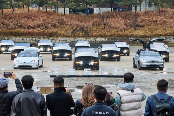 테슬라 코리아가 지난 27일 진행한 사이버트럭 국내 최초 인도 행사에서 테슬라 차량들이 라이트쇼를 펼치고 있다. [사진=테슬라 코리아]
