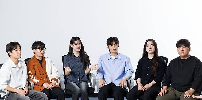 11일 서울 더존을지타워에서 서울 소재 6개 대학의 총학생회 대표들이 ‘투표용지 부족 사태’에 대한 의견을 나누고 있다. 왼쪽부터 신창훈 경희대 총학생회장, 이지민 고려대 총학생회 중앙비상대책위원장, 이연우 서강대 총학생회장, 이재홍 성균관대 인문사회과학캠퍼스 총학생회장, 김하은 한국외대 서울캠퍼스 총학생회장, 이찬민 서울시립대 총학생회장. 최영재 기자