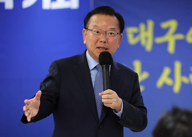 제9회 전국동시지방선거 대구시장 선거에서 낙선한 더불어민주당 김부겸 후보가 4일 대구 달서구 선거사무소에서 열린 캠프 해단식에서 발언하고 있다. [연합뉴스]