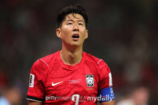 대한민국 축구대표팀이 12일 과달라하라 스타디움에서 열린 체코와의 2026 국제축구연맹(FIFA) 북중미 월드컵 A조 조별리그 1차전에서 2-1로 역전승을 거뒀다. 찬스를 놓친 뒤 아쉬워하고 있는 손흥민./게티이미지코리아