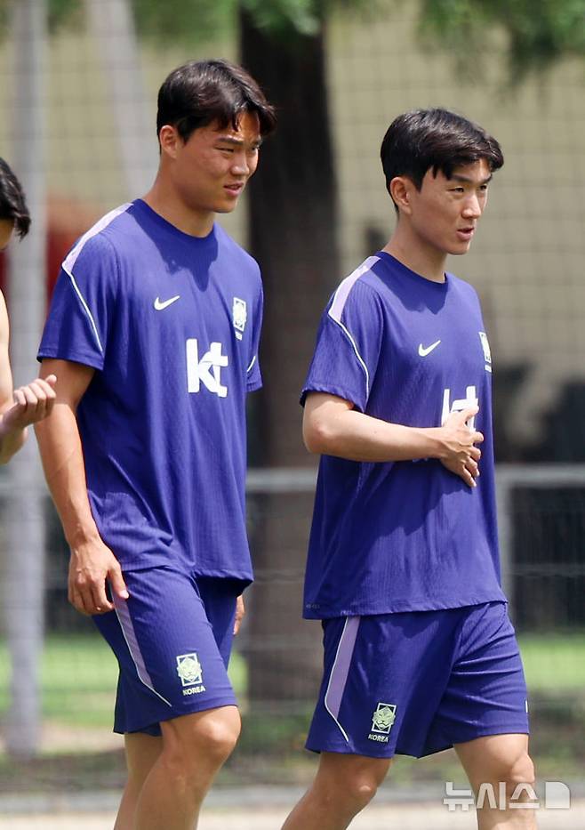 [사포판(멕시코)=뉴시스] 김명년 기자 = 축구 국가대표팀 오현규와 황인범이 12일(현지 시간) 멕시코 과달라하라 인근 사포판에 위치한 베이스캠프 훈련장 치바스 바예 베르데에서 회복 훈련하고 있다. 대표팀은 전날 체코와의 월드컵 조별리그 1차전에서 오현규와 황인범의 골로 2-1 승리를 거뒀다. 2026.06.13. kmn@newsis.com