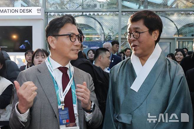 [밀라노=뉴시스] 박주성 기자 = 김재열 국제올림픽위원회(IOC) 집행위원 겸 국제빙상경기연맹(ISU) 회장과 최휘영 문화체육관광부 장관(오른쪽)이 5일(현지시간) 이탈리아 밀라노 빌라 네키 캄필리오(Villa Necchi Campiglio)에서 열린 코리아하우스 개관식에서 대화를 나누고 있다.코리아하우스는 2026 밀라노·코르티나담페초 동계올림픽 기간 동안 스포츠 외교와 K-컬처 홍보의 장으로 활용된다. (공동취재). 2026.02.05. park7691@newsis.com