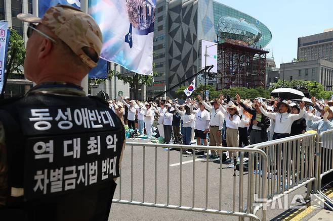[서울=뉴시스] 고승민 기자 = 13일 서울시의회 앞 도로에서 열린 '동성애 퀴어축제 반대 국민대회를 위한 거룩한방파제 통합국민대회'에서 참가자들이 예배를 하고 있다. 2026.06.13. kkssmm99@newsis.com