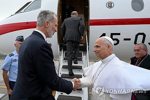 국왕 전용기 앞에서 두 번째로 작별 인사하는 펠리페 6세와 레오 14세 [AP/바티칸미디어=연합뉴스 제공]