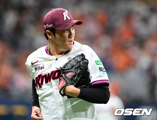 [OSEN=고척, 지형준 기자] 12일 오후 서울 고척스카이돔에서 2026 신한 SOL KBO리그 키움 히어로즈와 한화 이글스의 경기가 열렸다.2연패에 빠진 키움은 안우진, 3연승으로 4위 사수를 노리는 한화는 윌켈 에르난데스를 선발로 내세웠다.5회초 수비를 마친 키움 안우진이 더그아웃으로 향하고 있다. 2026.06.12&nbsp;/ jpnews@osen.co.kr
