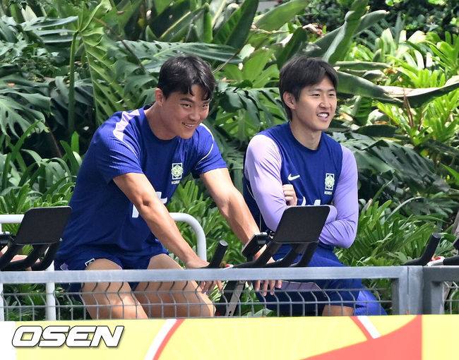 [OSEN=사포판(멕시코), 이대선 기자] 홍명보 감독이 이끄는 대한민국 축구국가대표팀이 13일(한국시각) 멕시코 과달라하라 인근 사포판의 치바스 베르데 바예에서 회복 훈련을 진행했다.대표팀은 전날 A조 1차전에서 체코를 상대로 2-1 역전승을 거뒀다. 남아프리카공화국을 2-0으로 제압한 개최국 멕시코에 이은 조&nbsp;2위다.오현규, 이강인이 사이클 훈련을 하고 있다. 2026.06.13 /sunday@osen.co.kr