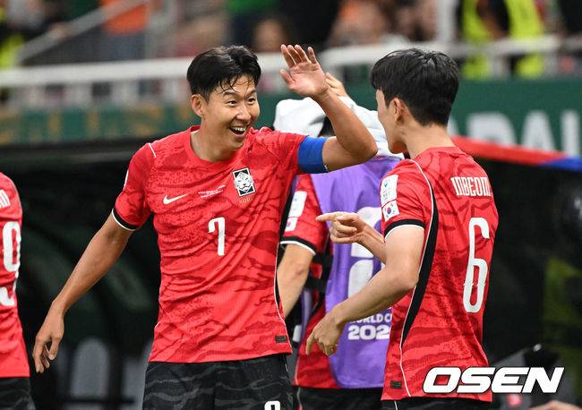 [OSEN=과달라하라(멕시코), 이대선 기자] 12일 (한국시간) 멕시코 에스타디오 과달라하라에서 2026 국제축구연맹(FIFA) 북중미 월드컵 A조 조별리그 1차전 대한민국과 체코의 경기가 열렸다.대표팀은 체코전을 시작으로 19일 개최국 멕시코와 같은 장소에서 격돌한 뒤, 25일 몬테레이 BBVA 스타디움에서 남아프리카공화국과 최종전을 치른다.후반 황인범이 동점골을 넣고 기뻐하고 있다.2026.06.12 /sunday@osen.co.kr