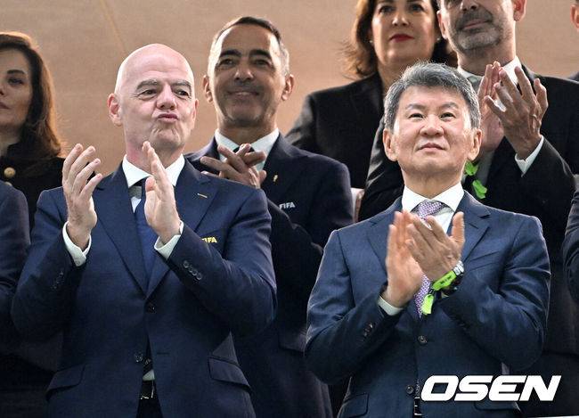 [OSEN=과달라하라(멕시코), 이대선 기자] 교체 카드가 그대로 적중했다. '슈퍼 조커'로 나선 오현규(25, 베식타스)가 짜릿한 역전골을 터트리며 포효했다.홍명보 감독이 이끄는 대한민국 축구대표팀은 12일(한국시간) 멕시코 과달라하라의 에스타디오 과달라하라에서 열린 2026 국제축구연맹(FIFA) 북중미 월드컵 A조 1차전에서 체코를 상대로 2-1 역전승을 거뒀다. 남아프리카공화국을 2-0으로 제압한 개최국 멕시코에 이은 조&nbsp;2위다.경기에 앞서 지아니 인판티노 국제축구연맹 회장과 정몽규 대한축구협회 회장이 박수를 치고 있다. 2026.06.12 /sunday@osen.co.kr