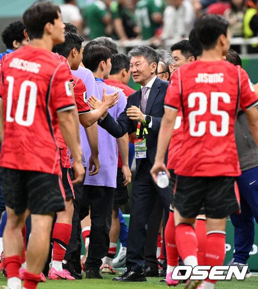 [OSEN=과달라하라(멕시코), 이대선 기자] 교체 카드가 그대로 적중했다. '슈퍼 조커'로 나선 오현규(25, 베식타스)가 짜릿한 역전골을 터트리며 포효했다.홍명보 감독이 이끄는 대한민국 축구대표팀은 12일(한국시간) 멕시코 과달라하라의 에스타디오 과달라하라에서 열린 2026 국제축구연맹(FIFA) 북중미 월드컵 A조 1차전에서 체코를 상대로 2-1 역전승을 거뒀다. 남아프리카공화국을 2-0으로 제압한 개최국 멕시코에 이은 조&nbsp;2위다.경기 종료 후 정몽규 대한축구협회 회장이 선수단과 승리의 기쁨을 나누고 있다. 2026.06.12 /sunday@osen.co.kr