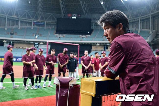 [OSEN=고척, 지형준 기자] 12일 오후 서울 고척스카이돔에서 2026 신한 SOL KBO리그 키움 히어로즈와 한화 이글스의 경기가 열렸다.2연패에 빠진 키움은 안우진, 3연승으로 4위 사수를 노리는 한화는 윌켈 에르난데스를 선발로 내세웠다.경기에 앞서 키움 설종진 감독이 훈련을 준비하고 있다. 2026.06.12&nbsp;/ jpnews@osen.co.kr