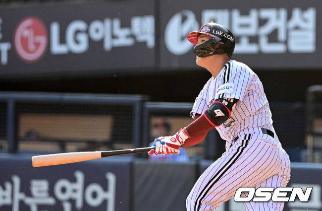 [OSEN=지형준 기자] 13일 서울 잠실야구장에서 2026 신한 SOL KBO리그 LG 트윈스와 롯데 자이언츠의 경기가 열렸다.이날 LG는 김진수, 롯데는 이민석을 선발로 내세웠다.2회말 무사에서 LG 문정빈이 좌월 솔로포를 날리고 있다. 2026.06.13&nbsp;/ jpnews@osen.co.kr