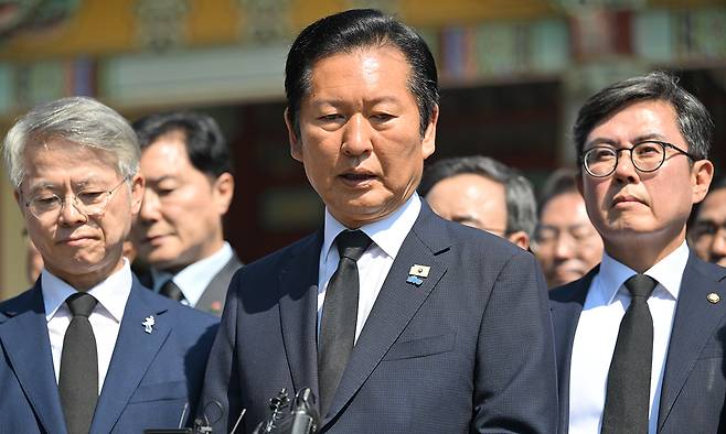정청래(가운데) 더불어민주당 당대표가 12일 오전 광주 북구 운정동 국립5.18민주묘지를 찾아 취재진에 인터뷰하고 있다. 뉴시스