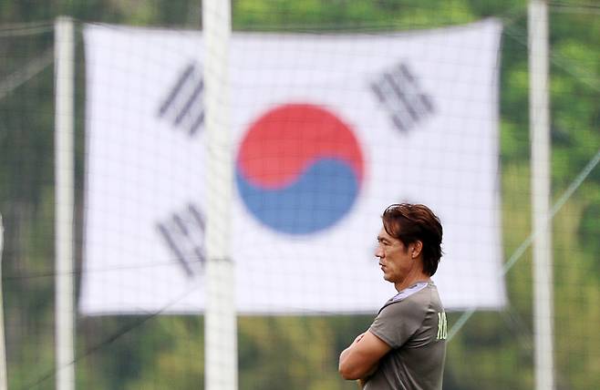 축구 국가대표팀 홍명보 감독이 12일(현지 시간) 멕시코 과달라하라 인근 사포판에 위치한 베이스캠프 훈련장 치바스 바예 베르데에서 훈련을 지켜보고 있다. 대표팀은 전날 체코와의 월드컵 조별리그 1차전에서 오현규와 황인범의 골로 2-1 승리를 거뒀다. 뉴시스