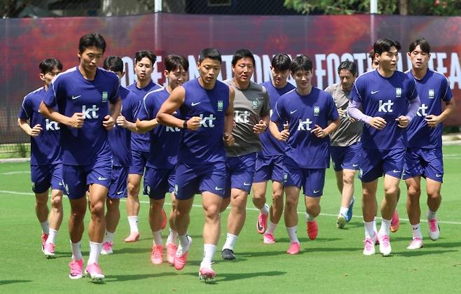축구 국가대표팀 선수들이 12일(현지 시간) 멕시코 과달라하라 인근 사포판에 위치한 베이스캠프 훈련장 치바스 바예 베르데에서 훈련하고 있다. 대표팀은 전날 체코와의 월드컵 조별리그 1차전에서 오현규와 황인범의 골로 2-1 승리를 거뒀다. 사포판 뉴시스