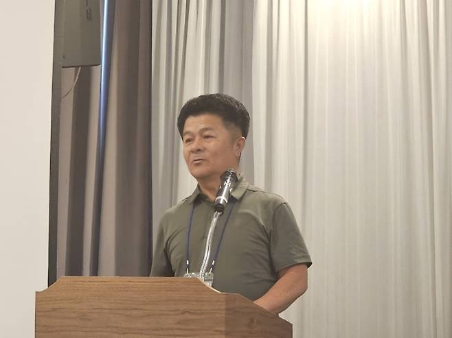 이호재 상임고문이 격려사를 하고 있다.