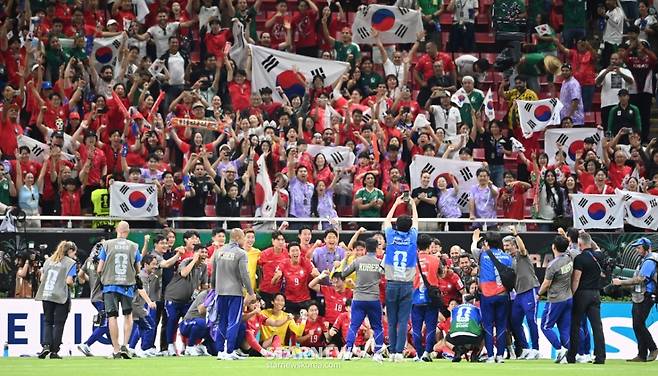 2026 북중미월드컵 A조 예선 대한민국-체코전이 12일(한국 시간) 멕시코 과달라하라 에스타디오 아크론에서 열렸다.  손흥민을 비롯한 선수들이 체코에 2-1로 극저인 역전 승리를 거둔 후 응원단에 인사한 후 기념촬영을 하고 있다. /사진=김진경 대기자