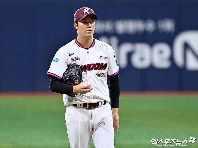 12일 오후 서울 구로구 고척스카이돔에서 열린 '2026 신한 SOL Bank KBO리그' 한화 이글스와 키움 히어로즈의 경기, 1회초 키움 선발투수 안우진이 공을 힘차게 던지고 있다. 고척, 김한준 기자