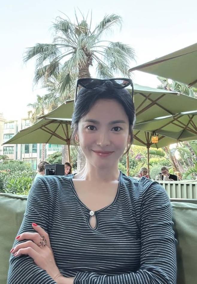 Actress Song Hye-kyo shared photos on her social media showing her enjoying some downtime with her colleagues after wrapping up filming in France. In the photos, Song Hye-kyo playfully asks a question to a male colleague who is shielding her from the sun with his hat, conveying the warm and friendly atmosphere on set. Song Hye-kyo is set to make her comeback this year with the Netflix series Slowly, Intensely.