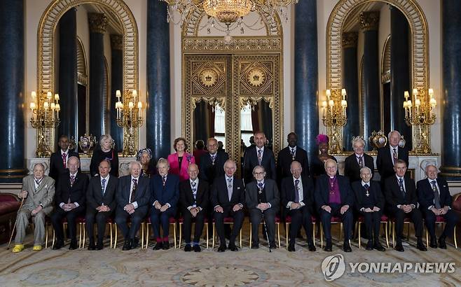 2022년 버킹엄궁에서 열린 행사에 노란색 크록스를 신고 참석한 호크니(앞줄 맨 왼쪽) [AP=연합뉴스 자료사진. 재판매 및 DB 금지]