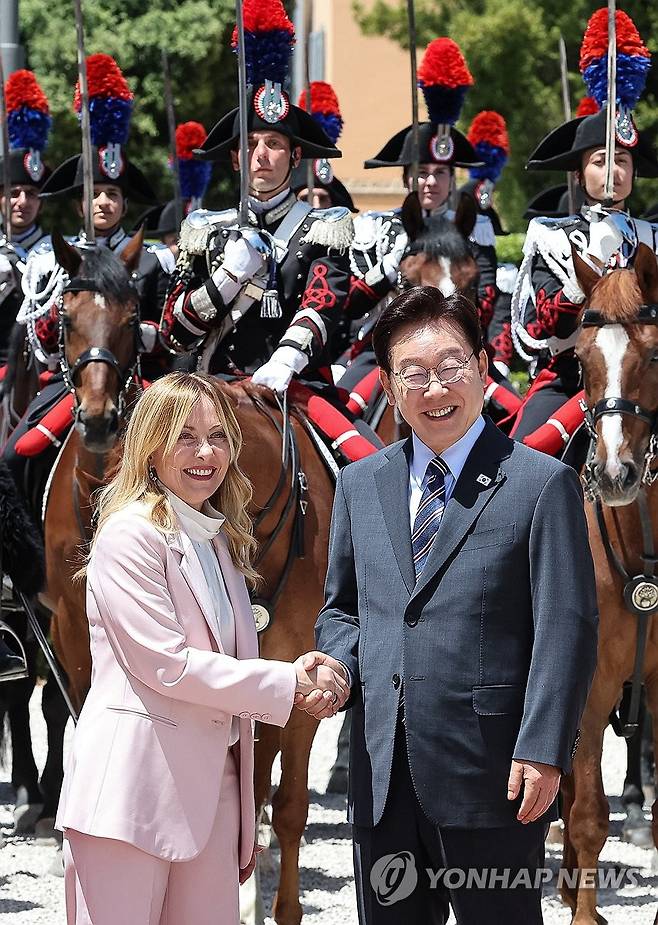 인사하는 이재명 대통령과 멜로니 총리 (로마=연합뉴스) 한상균 기자 = 이탈리아를 국빈 방문한 이재명 대통령이 12일(현지시간) 로마 총리영빈관에서 조르자 멜로니 이탈리아 총리와 악수하고 있다. 2026.6.12 xyz@yna.co.kr