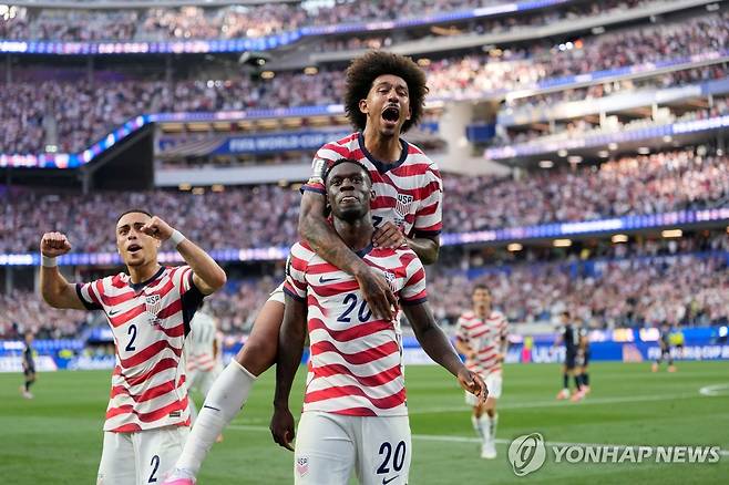 동료들과 골 세리머니 하는 미국 대표팀 발로건(20번) [AP=연합뉴스]