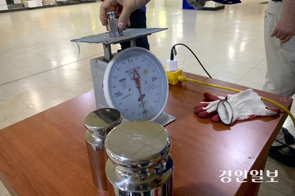 12일 오전 수원시 팔달구 수원역전시장 건물 지하 1층. 검사원이 접시식 저울 위에 분동을 올려 오차 범위를 측정하고 있다. 2026.6.12 /유혜연기자 pi@kyeongin.com