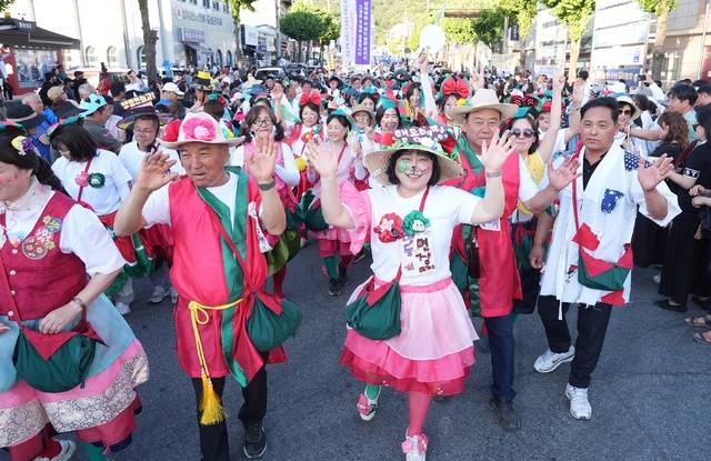 ▲ 27회 음성품바축제 길놀이 퍼레이드. /음성군 제공