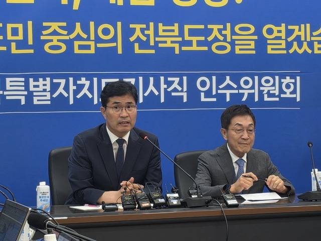 지난 10일 전북바이오융합산업진흥원에서 도지사직 인수위원회 출범과 관련해 이원택 전북특별자치도지사 당선인이 신형식 인수위원장과 함께 기자간담회에서 발언하고 있다. /전북일보 자료사진