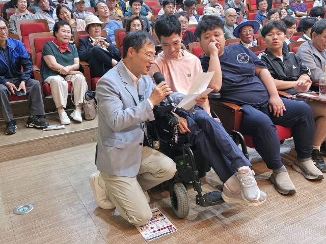 김상욱 울산시장 당선인이 14일 동구청 중강당에서 지역 E-스포츠 인프라 확대와 관련한 시민의 의견을 읽고 있다. 오상민 기자