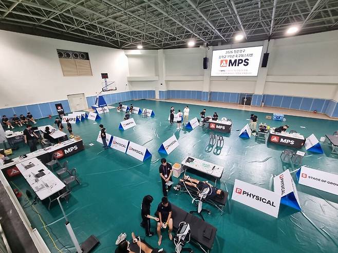 2026 청춘양구 중학교 1학년 축구 페스티벌에 참가한 선수들이 MPS센터에서 성장 분석을 받고 있다. /리본코퍼레이션랩 제공