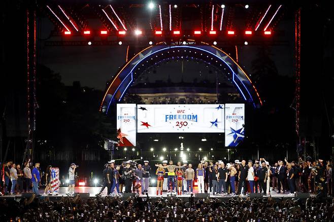 미국 백악관에 설치된 UFC 옥타곤에서 공식 계체가 진행되고 있다. 사진=UFC