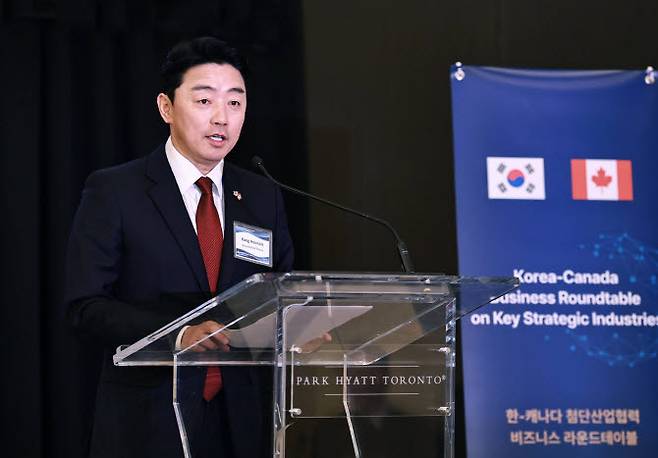 이재명 대통령의 전략경제협력 특사 자격으로 캐나다를 찾은 강훈식 비서실장이 지난 1일(현지시간) 토론토 파크 하얏트 호텔에서 열린 한-캐 첨단산업협력 비즈니스 라운드테이블에서 발언하고 있다.(사진=연합뉴스)