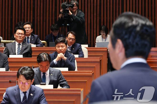 송영길 더불어민주당 의원이 11일 서울 여의도 국회에서 열린 의원총회에서 정청래 대표의 발언을 듣고 있다. 2026.6.11 ⓒ 뉴스1 신웅수 기자