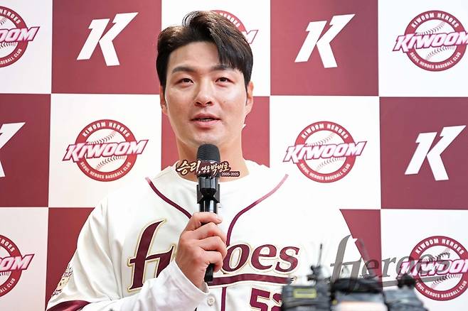 키움 박병호 코치가 26일 서울 고척스카이돔에서 열린 선수 은퇴 기자회견에서 발언하고 있다. 사진 | 키움 히어로즈