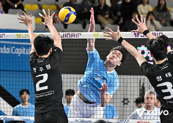 3월19일 현대캐피탈전에서 공격하는 이준호. 사진제공=KOVO