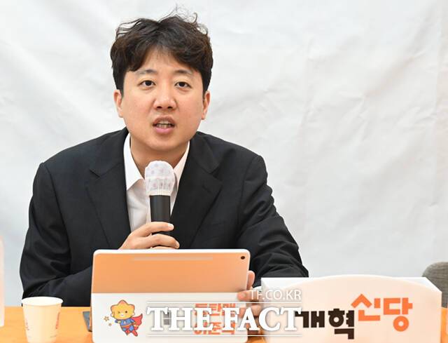 6·3 지방선거 결과 국민의힘이 주요 지역에서 경쟁력을 유지하면서 개혁신당의 전략이 재평가 대상이 됐다. 사진은 이준석 개혁신당 대표가 지난달 28일 경기 남양주시 박윤옥 시의원 후보 선거사무소에서 열린 경기동부권 현장 중앙선거대책위원회의에 참석해 모두 발언하는 모습. /이새롬 기자