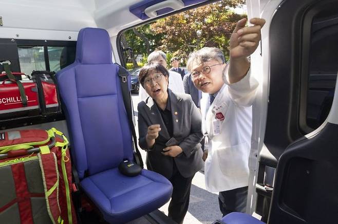 12일 대구 경북대학교병원에서 진행된 '대구·경북형 스마트 이송체계' 기술 시연회에서 정은경 보건복지부 장관이 류현욱 경북대병원 응급의학과 교수로부터 구급차에 적용될 AI 기반 응급의료 플랫폼 '세이버(SAVE-R)'에 대해 설명을 듣고 있다. 보건복지부