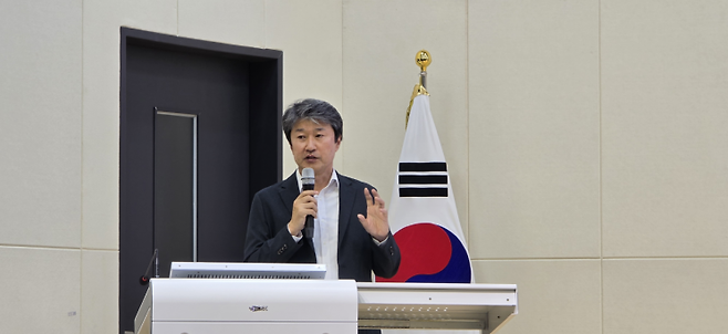 송호준 에코프로비엠 대표가 11일 경북 포항 에코프로비엠 포항캠퍼스에서 열린 제조업 AI 전환(M.AX) 현장 간담회에서 AI 기반 자율제조 추진 현황과 배터리 소재 산업 경쟁력 강화 방안을 설명하고 있다. 사진=공동취재단